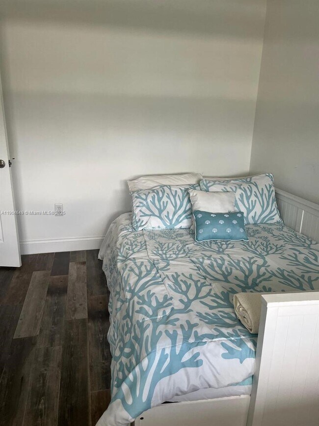 Building Photo - 1700 NW N River Dr