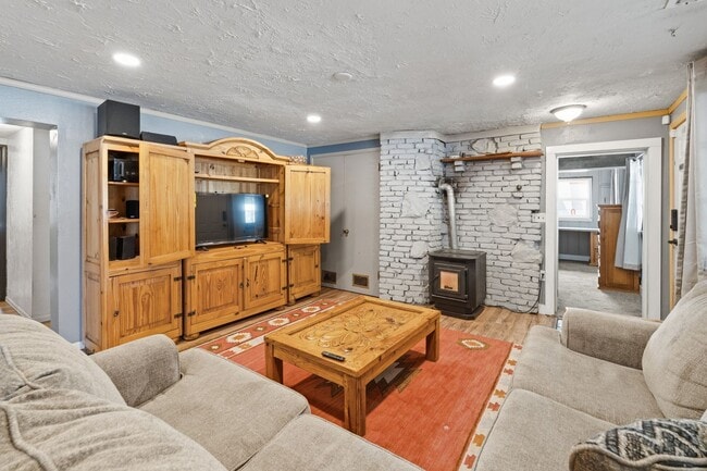 Building Photo - 3 Bedroom 2.5 Bathroom single level rancher with 30x40 insulated / heated shop Fully Furnished