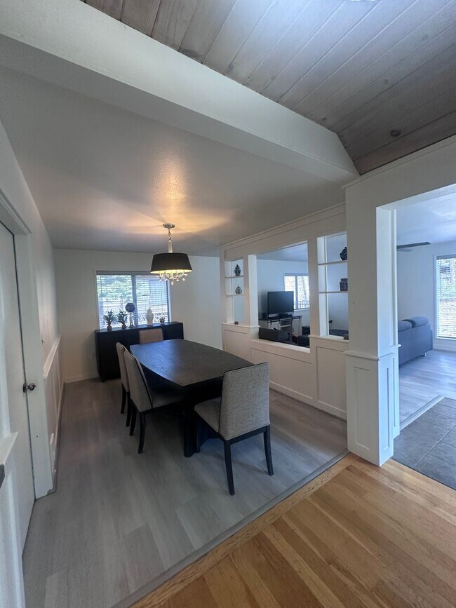 Building Photo - Charming, Fully Furnished 4 Bedroom House in Quiet Neighborhood- Pet Friendly!