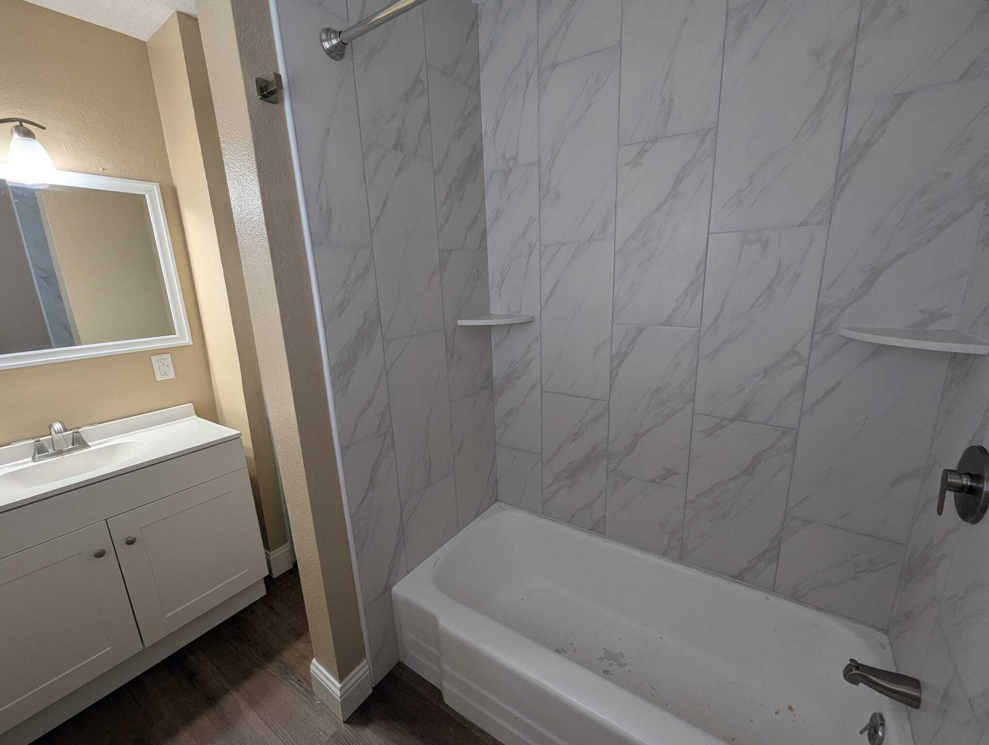 full bathroom - 2719 Canal Ave