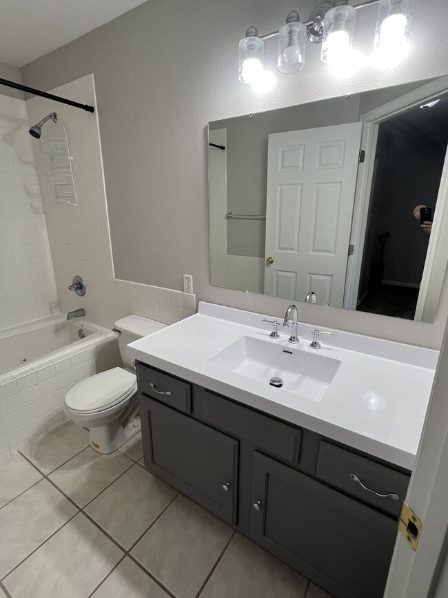 Building Photo - 405 Shade Tree Lane