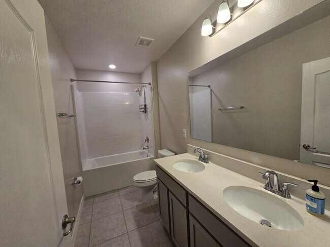 Building Photo - Stunning 4 bedroom, 2-bathroom home