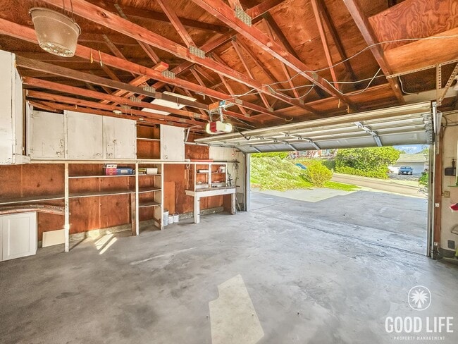 Building Photo - Beautiful 3BD/2BA with Updated Kitchen, 2-Car Detached Garage and A/C in Clairemont!