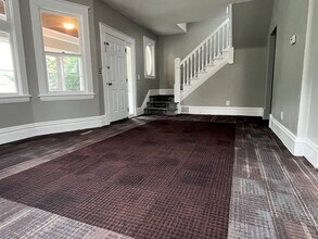 Building Photo - Amazing 3 Bedroom 1 Bathroom Home in West St. Paul