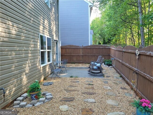 Building Photo - 573 Arrowhead Dr