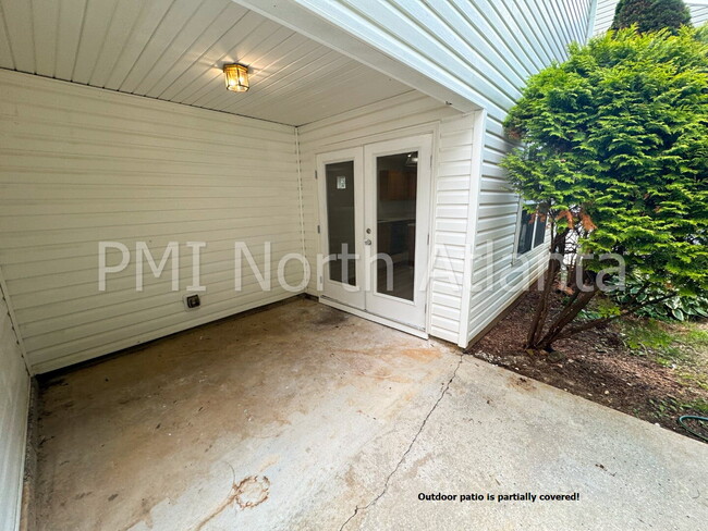 Building Photo - Fenced in Backyard! Bring your PETS!
