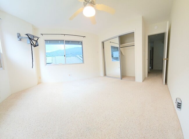 Building Photo - Niu Valley 4 Bedroom 3 Bathroom 2 Parking Home