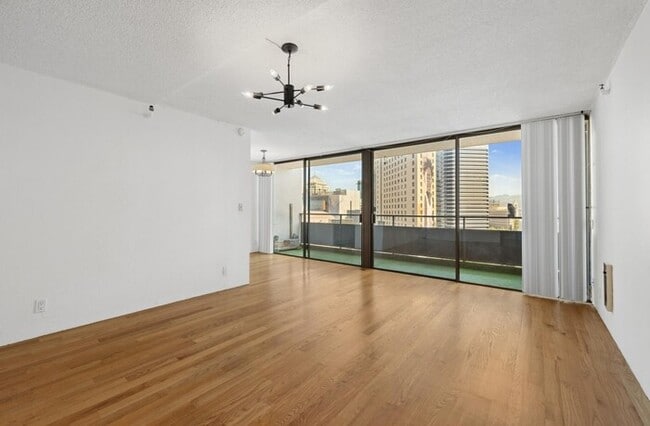 Building Photo - 2-Story 2BR Condo with Patio, In-Unit Laundry & Parking in Oakland Chinatown