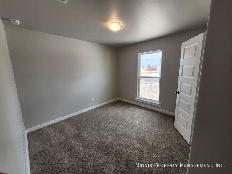 Building Photo - 14502 Paris Ave