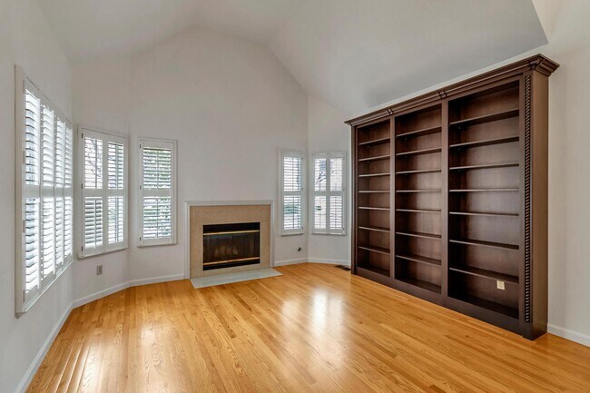 Building Photo - 302 Tadley Ct