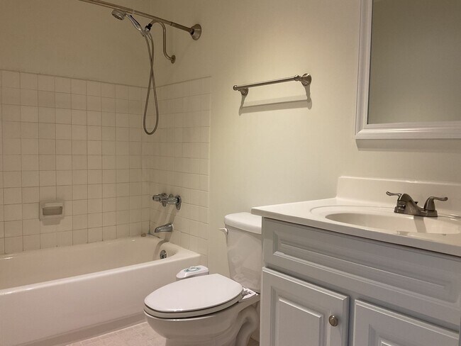 Building Photo - 1 Bed / 1 Bath Houghton condo in Kirkland $1,795/month