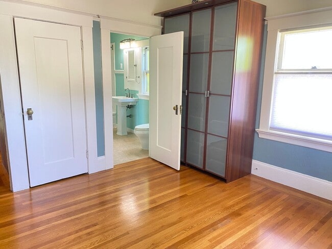 Building Photo - Advent- Spacious Temescal Flat with bonus ...