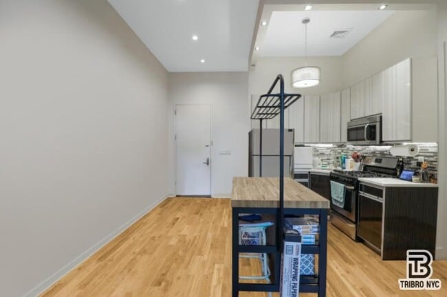 Building Photo - 3 bedroom in ASTORIA NY 11106