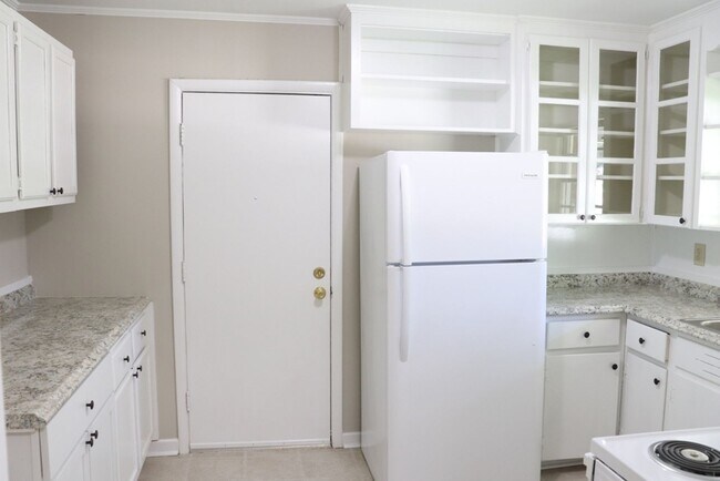Building Photo - 3-Bedroom thats move-in ready and just wai...