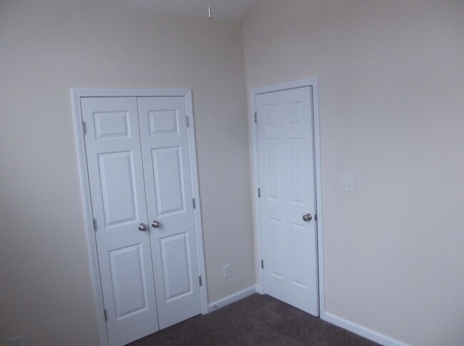 Building Photo - Spacious 3 bedroom with bonus!