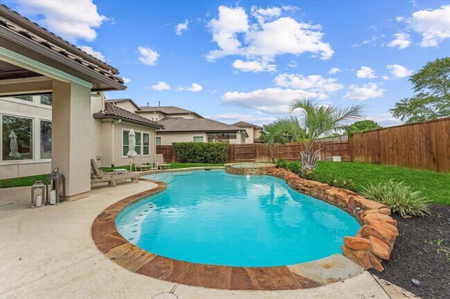 Building Photo - 5823 Stratton Wds Dr