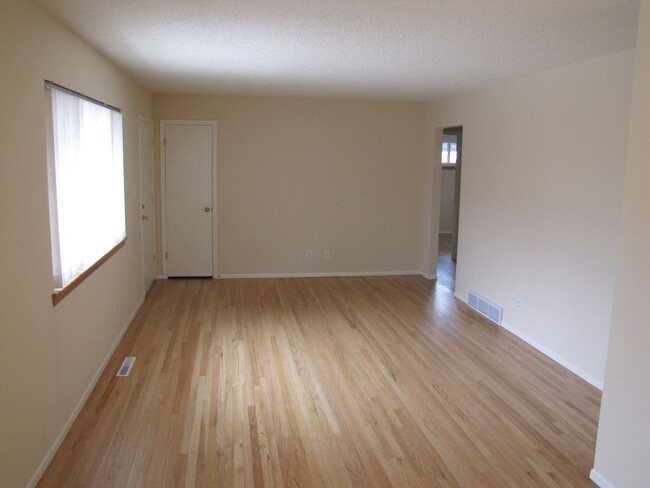 Building Photo - Spacious 5-Bedroom House in Central Colora...