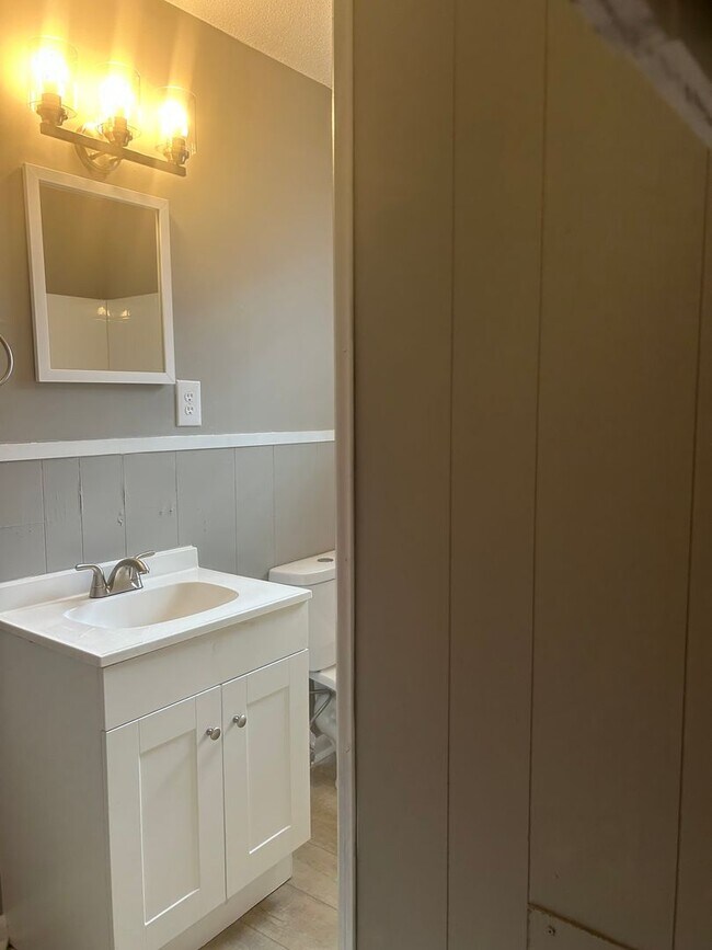 Building Photo - 405 Lindenhurst Dr