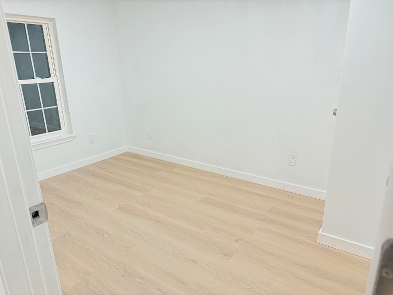 Building Photo - 6 Depot Hill Rd