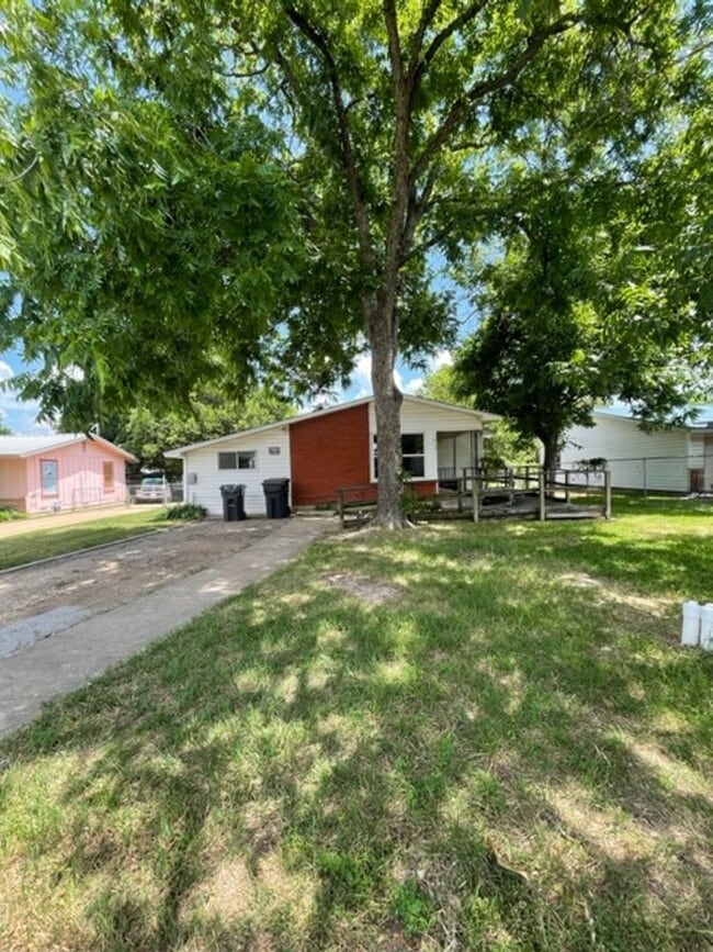 Primary Photo - 1512 Bryan Ave
