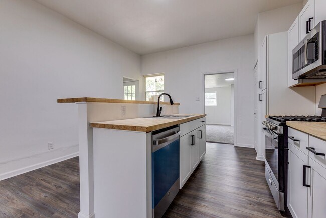 Building Photo - Fully Renovated 3BR/2BA Gem in the Heart o...