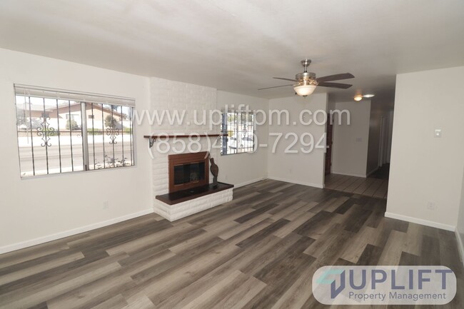 Building Photo - MOVE IN SPECIAL! 4bed/2bath house with gar...