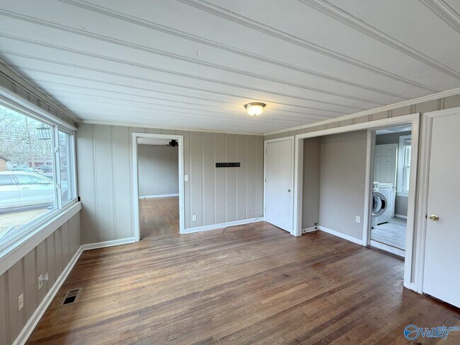 Building Photo - 1507 McCullough Ave NE