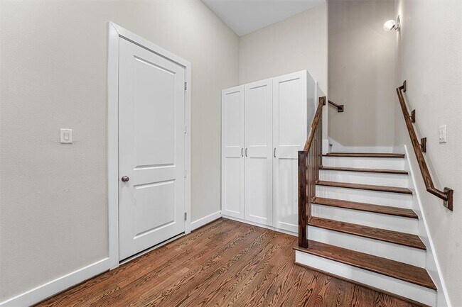 Building Photo - 5815 E Post Oak Ln