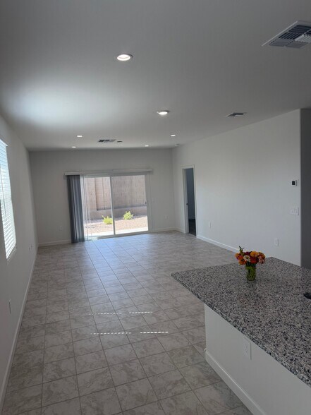 Building Photo - 2104 W Sylvan Ave