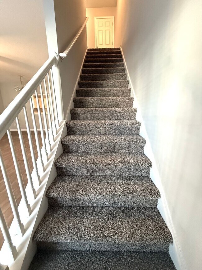 Building Photo - 2 bed 2 bath townhome