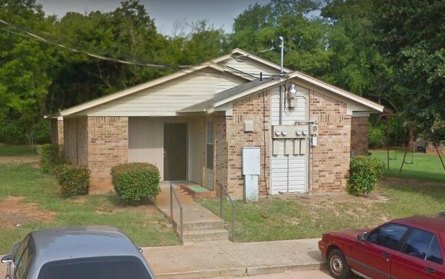 Building Photo - 1302 Jacksonville Dr