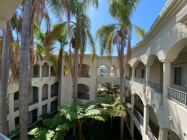 Building Photo - Gorgeous Spacious 2 Bedroom - 2 bath top f...