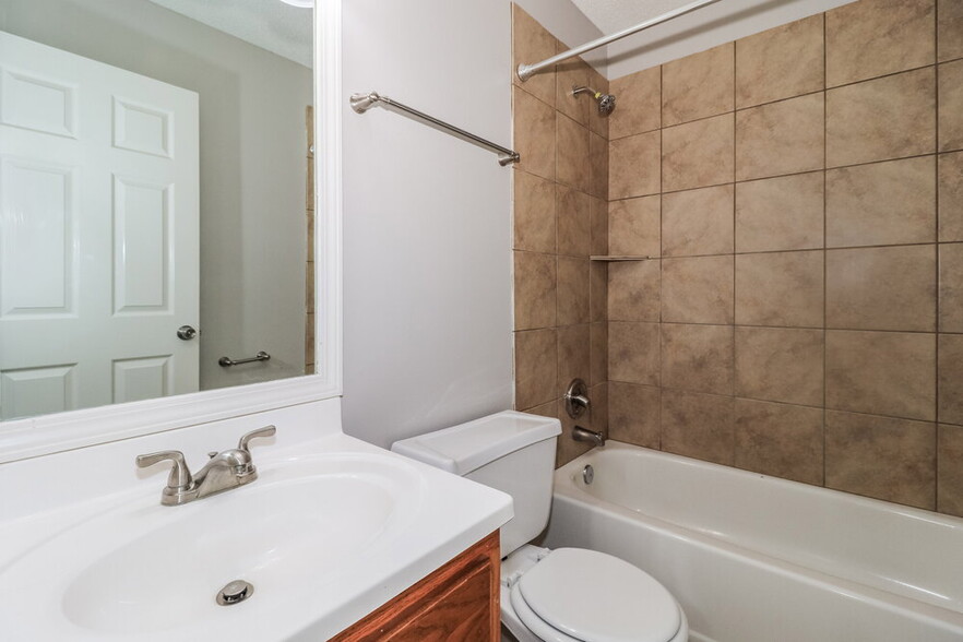 Building Photo - 4879 Baywood Dr