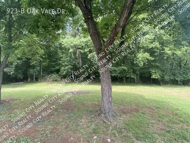 Building Photo - 923-B Oak Vale Dr-