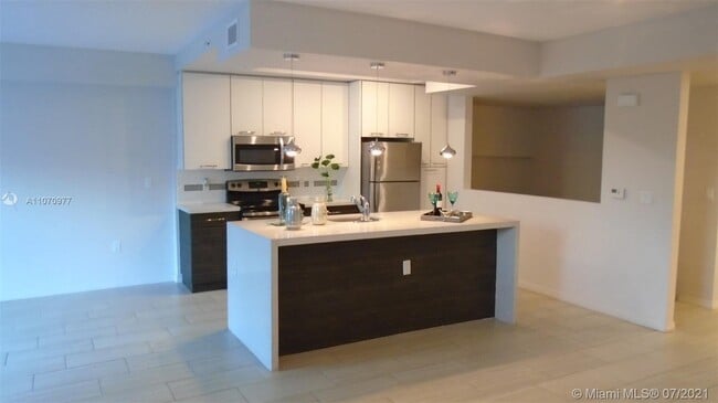 Building Photo - 805 SE 3rd Ave