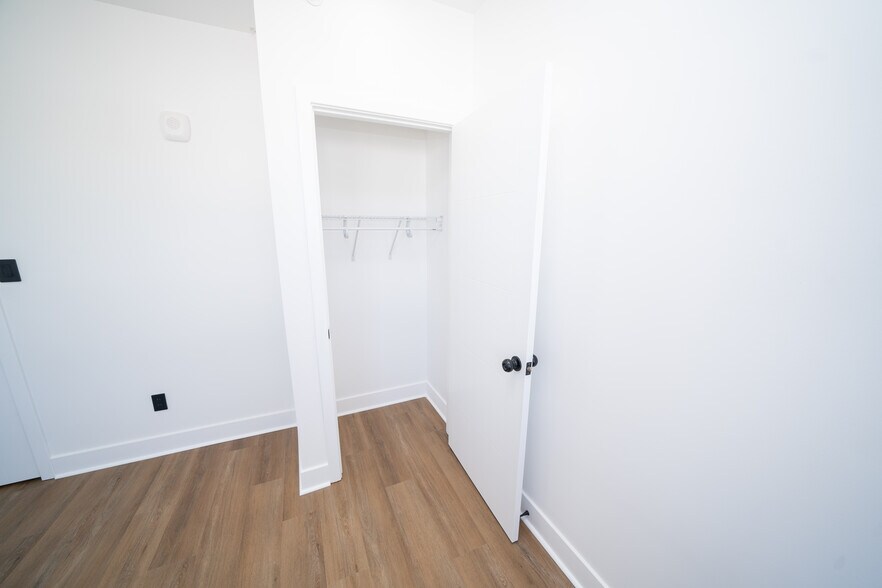 Building Photo - 4927 Catharine St