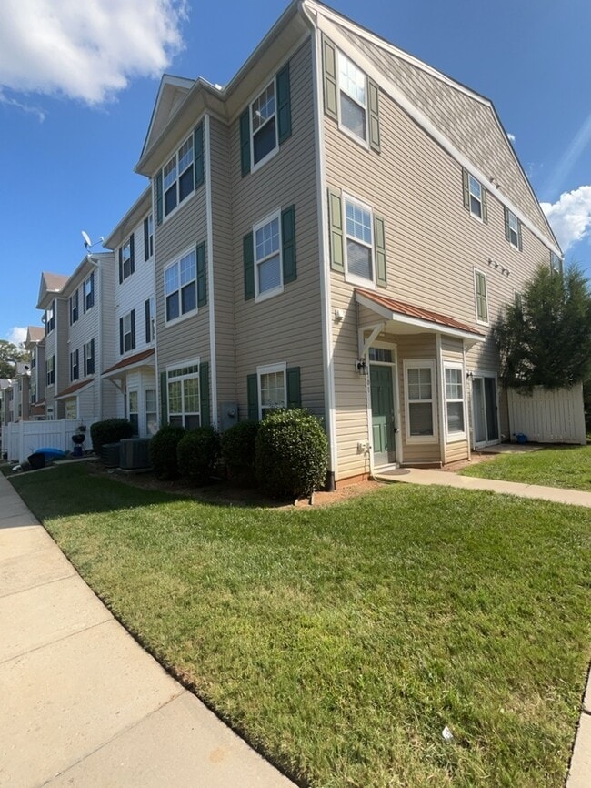 Building Photo - Ready for Now! Located in Raleigh. 3 Story...