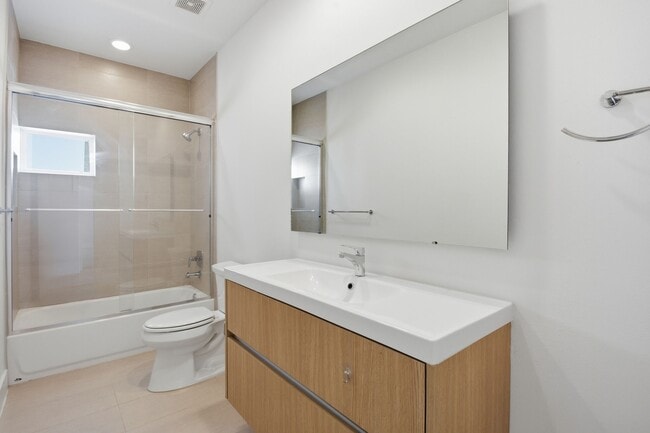 Building Photo - 5519 Paraiso Pl