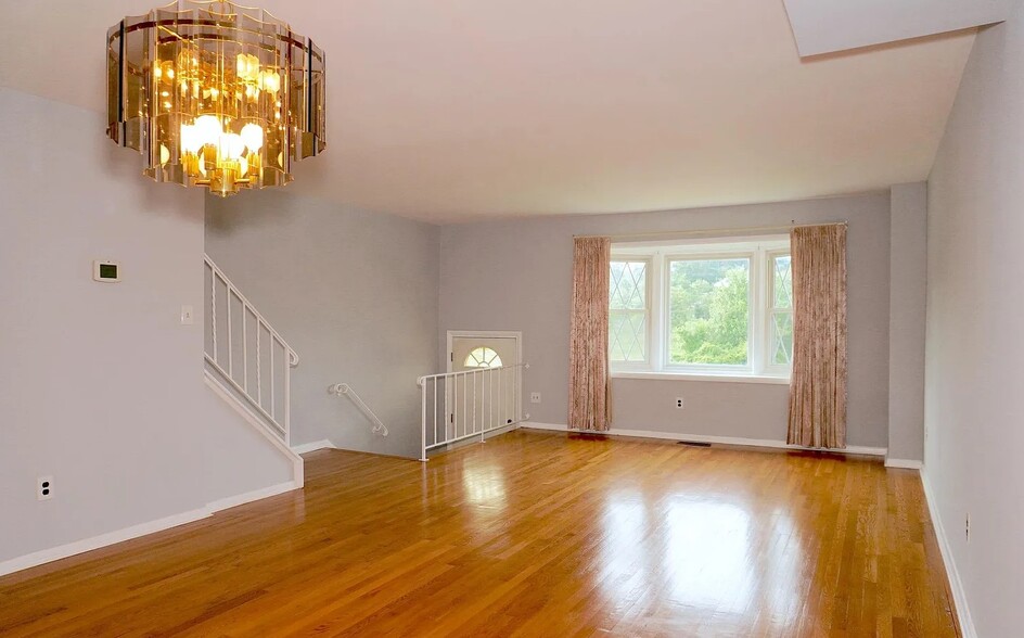 Building Photo - 945 Elm Rd