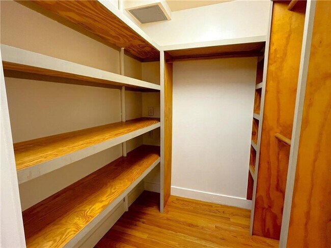 Building Photo - 44 Phillips St