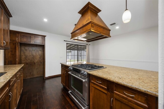 Building Photo - 1721 Jones St