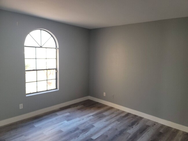 Building Photo - Spacious downstairs 2 bedrooms 2 bathroom ...