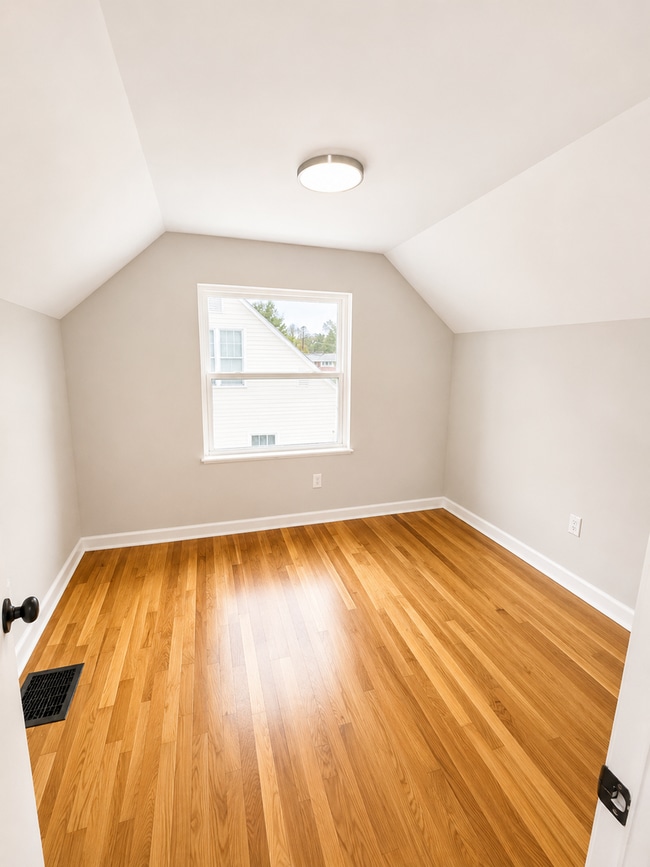 Building Photo - Newly Rehabbed 3-Bedroom Home with Modern Finishes & Fenced Backyard
