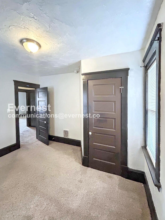 Building Photo - 10911 Hathaway Ave