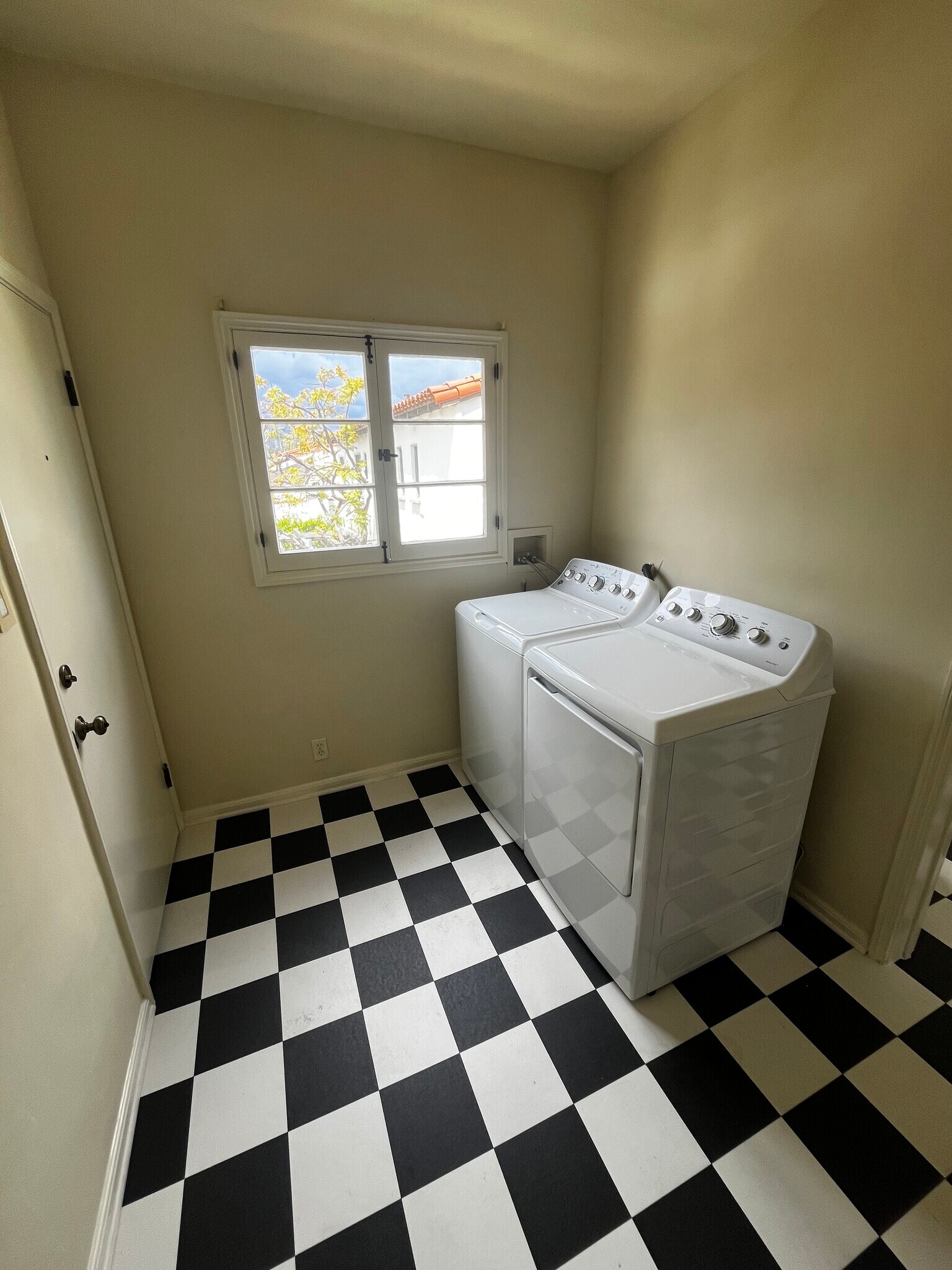 Building Photo - 189 S Martel Ave