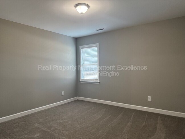 Building Photo - 432 Fallingbrook Dr