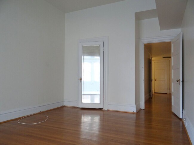 Building Photo - Charming 3 BD/2 BATH right across the stre...