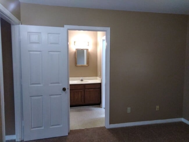 Building Photo - Village Green Townhouse for Lease!