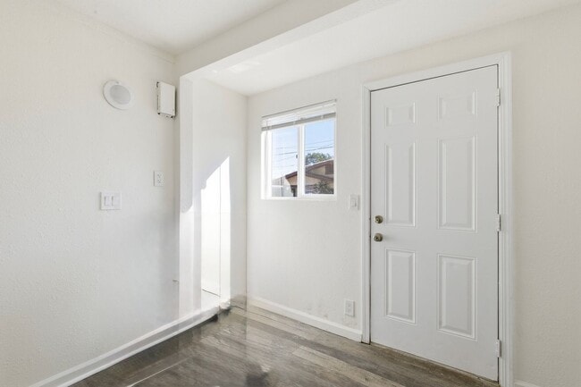 Building Photo - 350 E 60th St