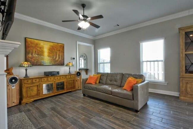 Building Photo - 6151 Lake Edge Dr